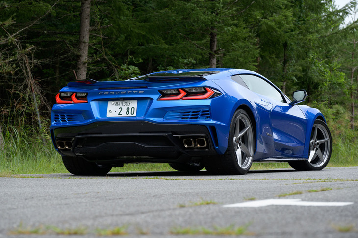 大幅に高められた動力性能に対応するため、車体には「Z06」などと同じくワイドボディーを採用。ボディーサイズは全長×全幅×全高＝4680×2025×1225mmと、全幅は実に2mを超える。