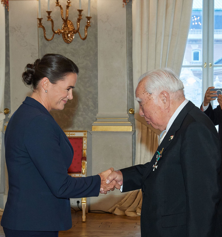 2022年6月、ハンガリーのノヴァーク・カタリン大統領（当時）から、同国で民間人に授与される最高の勲章である大十字功労勲章を受章した鈴木 修相談役。1991年にマジャールスズキ社を設立、自動車産業を通じてハンガリー経済の発展に貢献したことをたたえられたものである。