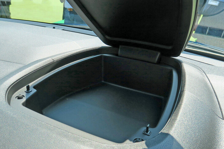 フィアット・ドブロ（アッパーグローブボックス）