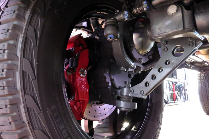 「ポータルアクスル」が採用された「G550 4×4²」の足まわり。車輪側にハブリダクション機構を備えることで、最低地上高を高めることができる。