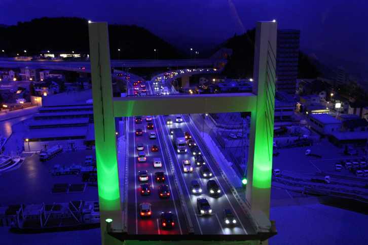 交通量の多い夕刻のハイウェイ風景は、リアリティー満点。