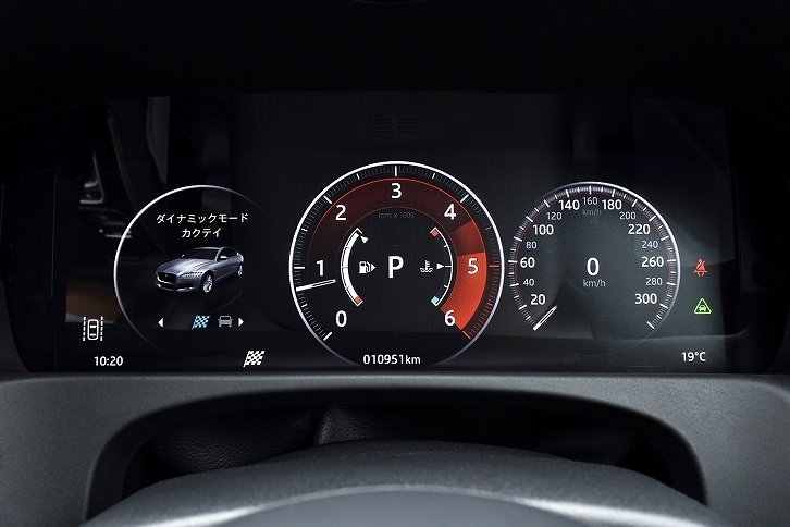 「TFTインストルメントクラスター」のメーター表示には4種類のグラフィックが用意される。「ダイナミック」モードを選択するとタコメーターが中央に配置される。