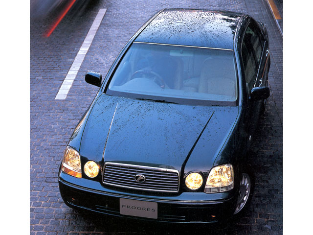1998年に登場した「トヨタ・プログレ」。ナリは小柄だがホイールベースは当時の「クラウン」と同じ2780mmで、車内はゆったり。縦置きされるエンジンはすべて直列6気筒……と、実は非常に凝ったモデルだった。