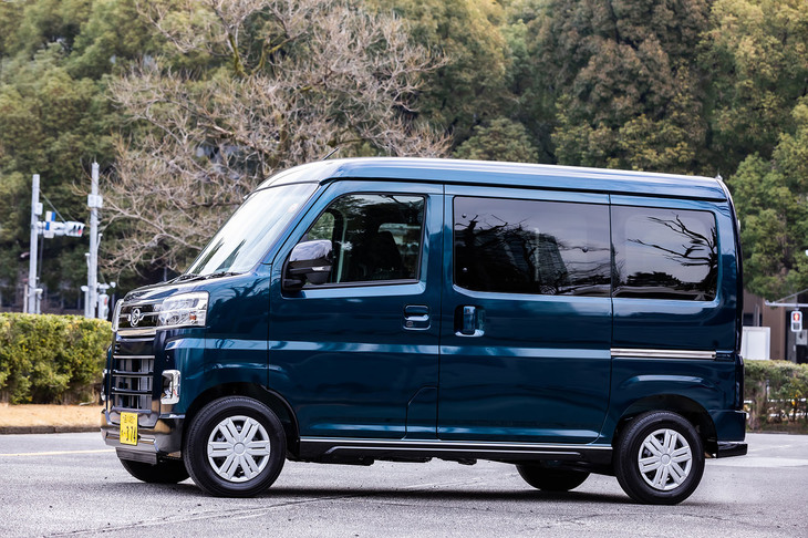 今回試乗した「アトレーRS」の外板色はオプションの「レーザーブルークリスタルシャイン」。ボディーサイズは全長×全幅×全高＝3395×1475×1890mm、ホイールベースは2450mmとなる。