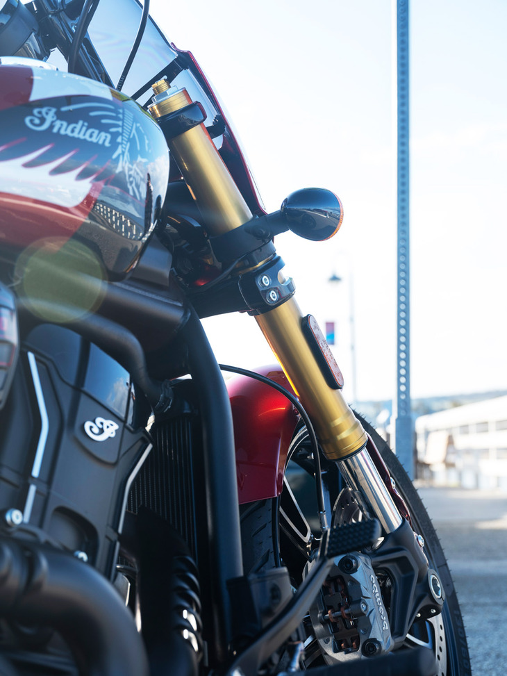 フロントサスペンションは、他のモデルがφ41mmの正立フォークなのに対し、「101スカウト」はφ43mmのフルアジャスタブル倒立フォークを採用。トラベル量も150mmと、他のモデルより30mm大きい。