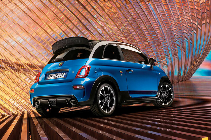 全世界695台の限定車「アバルト695トリビュート131ラリー」。片側5mmずつ拡幅された専用のフェンダーアーチや、モータースポーツにインスピレーションを得たサイドスカートが採用される。