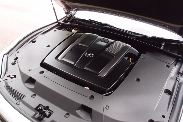 「レクサスLS500」に搭載される、3.5リッターV6ツインターボエンジン。10段ATが組み合わされる。