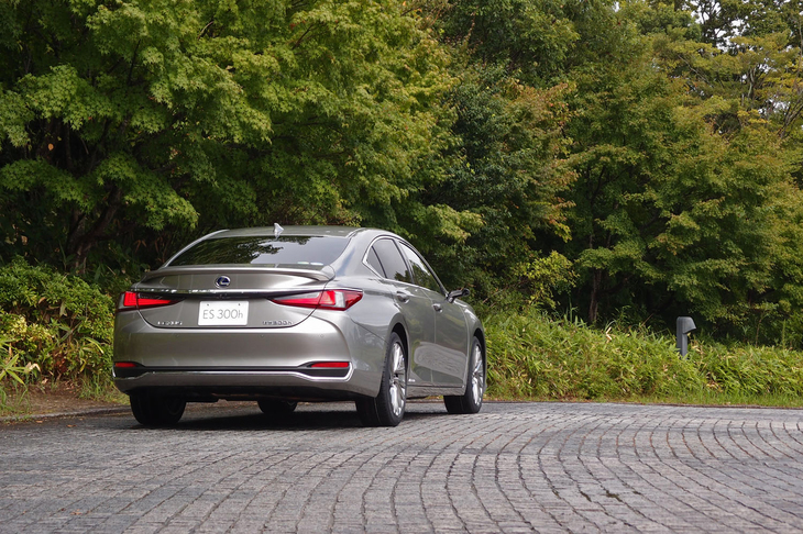 レクサスES300h“バージョンL”