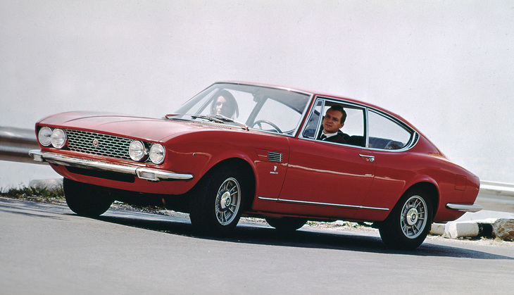 ジウジアーロがベルトーネ在籍時に手がけ、1966年秋のトリノショーでデビューした「フィアット・ディーノ クーペ」。「117クーペ」よりひとまわり大きいボディーに「ディーノ206GT」と基本的に同じ2リッターV6エンジンを搭載する。