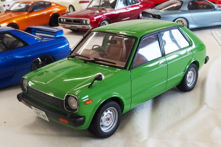 1/24「トヨタ・スターレット1300 5ドアS」。見たところ市販キットとしか思えない、型式名KP61こと2代目スターレット。だが、ボディーはプライベーターが製作した原形から複製したものだそうだ。内装はフジミ製「トヨタ・カローラ1600レビン（TE27）」、ホイールは同じくフジミ製「ダットサン・フェアレディ2000レーシング（SR311）」からの流用という。
