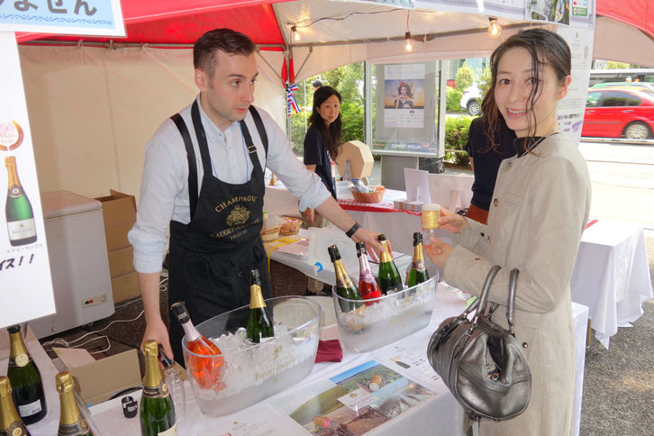 こちらはシャンパーニュのブランドであるボジェ・ジュエットのブース。1杯700円からと少々お値段は張るが、グラスの中にきめ細かい泡が浮かび上がる様子を見ていると、思わず「ください！」と叫びたくなる。