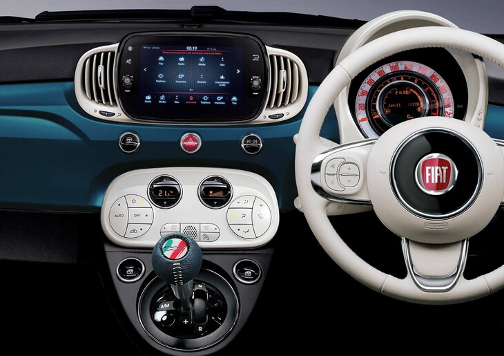 ブルーノレザーシフトノブが備わる「500グランデ ブル」のインテリア。