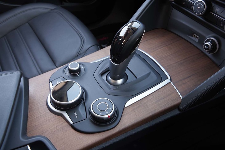トランスミッションは8段ATのみ。シフトレバーのすぐ近くに、インフォテインメントシステムの操作スイッチや走行モードのセレクター（写真手前）が並ぶ。