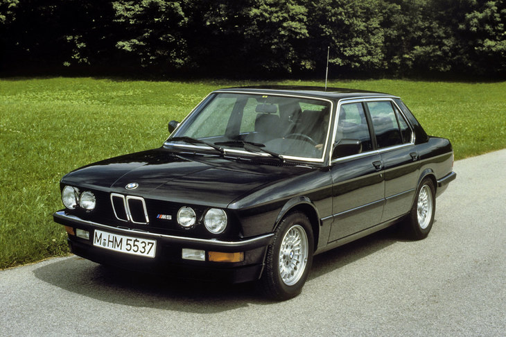
	「BMW M5」
	ミドルサイズセダンの「5シリーズ」をベースにした高性能版がM5。第2世代の「E28」から作られるようになった。初代M5は「M1」由来の直列6気筒エンジンを搭載していた。映画にはV8エンジンの現行モデルも少しだけ登場する。
	