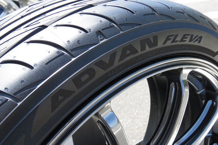 「FLEVA（フレバ）」というサブネームは「Flexible」（しなやかな、順応性のある）と「Ovation」（大喝采、熱烈な歓迎）という2つの単語を組み合わせた造語。ちなみに「NEOVA（ネオバ）」は、「Neo」と「Ovation」を組み合わせたものだとか。