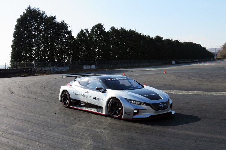 富士スピードウェイのドリフトコースにて、記者が走らせる新型「リーフNISMO RC」。