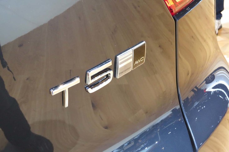 ボルボXC40 T5 AWDインスクリプション（バッジ）