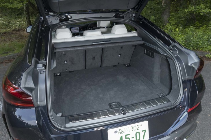 荷室の容量は580～1525リッター。クーペスタイルのため上部が大きく開口する。