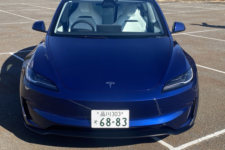 「ロータス・エレトレR」に続いて乗ったのは、「テスラ・モデル3パフォーマンス」（写真）。同車のステアリングを握るのは、たぶん7年ぶりぐらい。