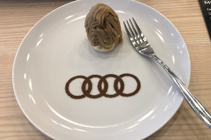 「e-tron GT」の試乗後にオシャレなスイーツをいただきました。アウディの「フォーシルバーリングス」をモチーフとしたデコレーションがすてきです。