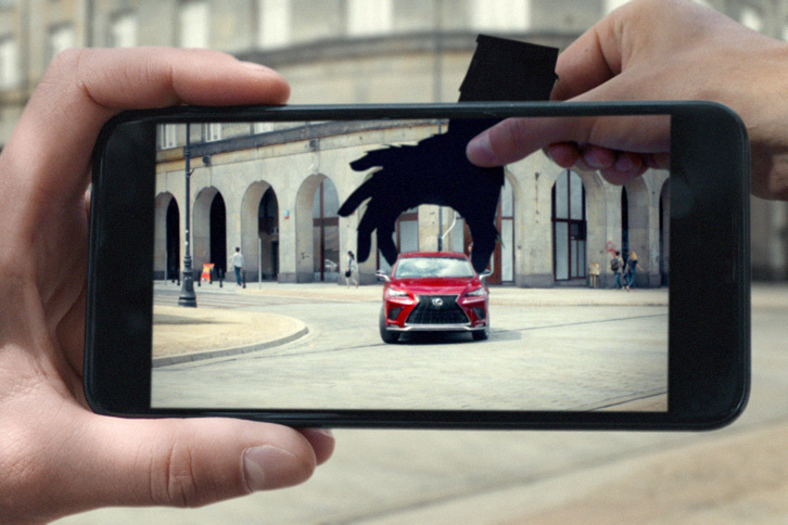 新型「レクサスNX」のテレビCMの一場面。