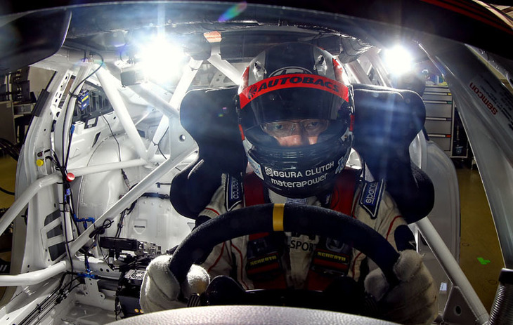 「991 GT3 Cup」のコックピットに収まる田中哲也氏。頭と肩のまわりが頑丈に成形されたバケットシートが採用されている。