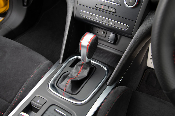 トランスミッションは6段デュアルクラッチ式ATと6段MTの2種類。エンジンの最大トルクはトランスミッションによって異なり、前者では420N・ｍ、後者では400N・mとなっている。