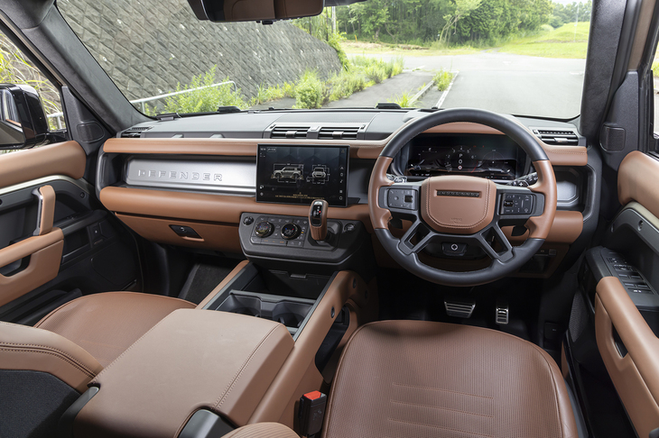 インテリアカラーはバーントシエナとエボニーの組み合わせ。これまでの「ディフェンダー」とは一線を画す質感の高い仕立てだ。