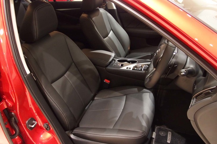 スライド／リクライニング／リフター／サイサポートの電動調整機能付きフロントシートを全車に標準装備。「GT Type P」「GT Type SP」グレードでは本革シートが採用されている。