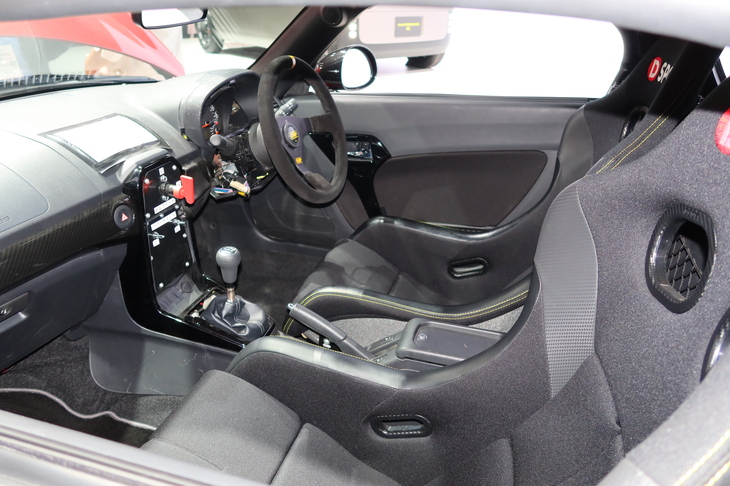 「K-OPENランニングプロト」の車内。フルバケットシートやスエード調表皮のステアリングホイールなど、レーシーなアイテムが開発の本気度を物語る。
