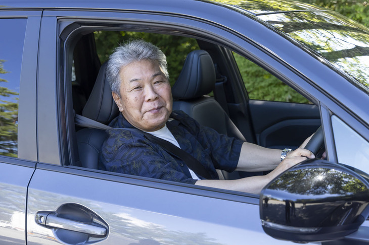 モータージャーナリストの斎藤 聡さん。自動車雑誌編集部員を経てフリーランスとして独立。“安全なクルマの走らせ方”にも興味があり、メーカー系のセーフティードライビングスクールのインストラクターの経験をもとに、安全運転を主眼に置いたサーキット走行会やスノードライビングスクールのインストラクターとしても活動している。
