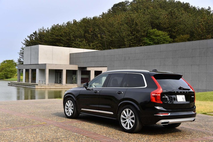 日本国内では2016年1月に発売された2代目「ボルボXC90」。それから3年あまりを経て、ラインナップにクリーンディーゼル搭載モデル「D5」が加えられた。写真は酒田市内にある土門拳記念館。