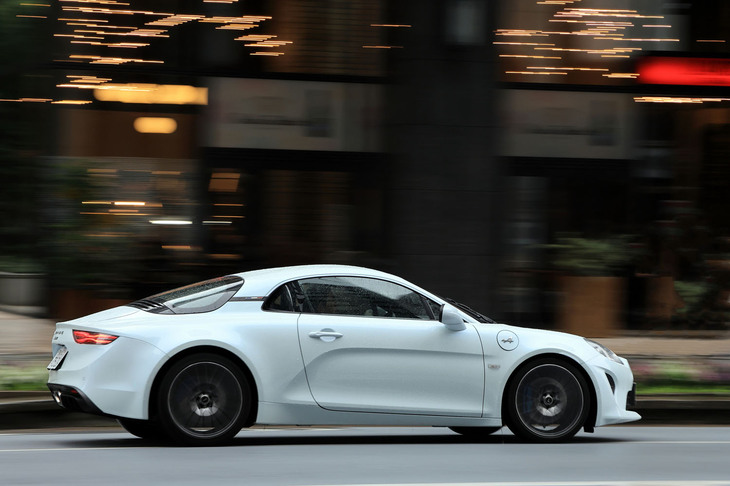 「A110 GT」は、「A110 S」と同じく最高出力300PS、最大トルク340N・mの高出力エンジンを搭載。0-100km/h加速は4.2秒、最高速は250km/hと公称されている。