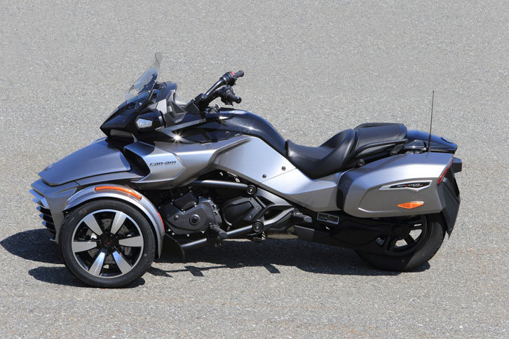 寸法からも分かるとおり、車体のボリューム感はクルマとバイクの中間といったところ。