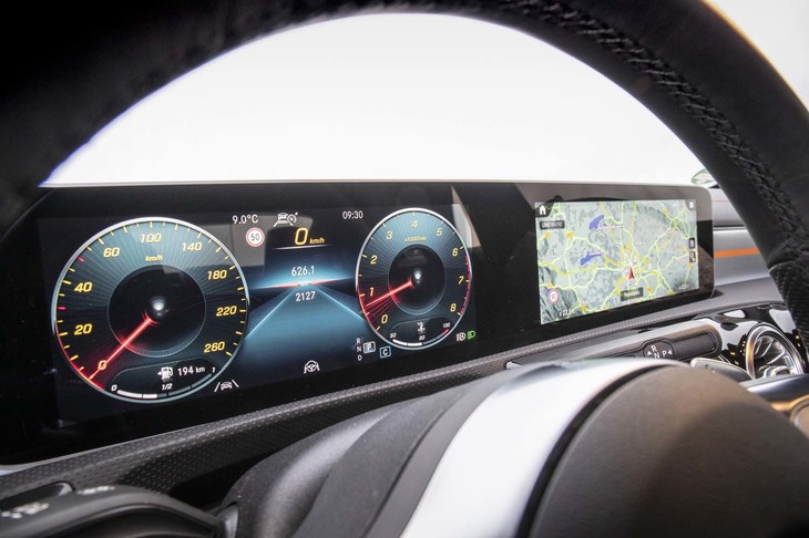 液晶メーターのグラフィックは、ドライバーの好みや表示したい情報の種類に合わせて変化する。