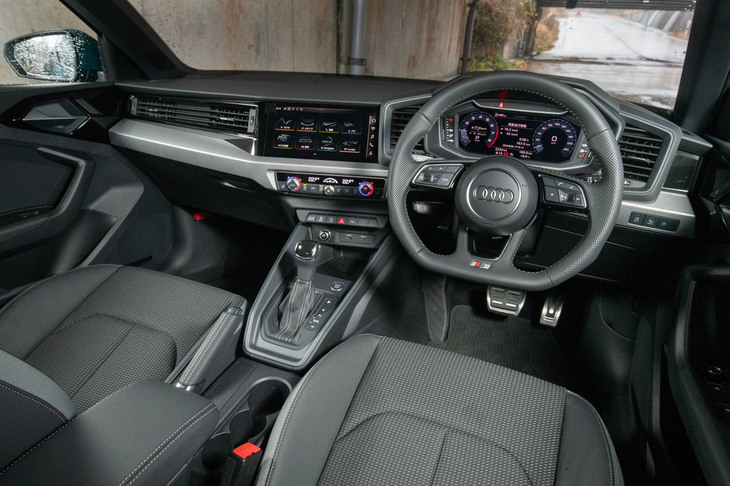 試乗車のインストゥルメントパネルまわり。シルバーグレーの装飾パネルやDシェイプのステアリングホイールなどは「S lineインテリアパッケージ」に含まれるオプションである。