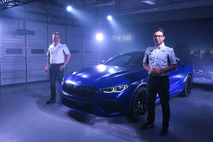 「NEW BMW M MODELスペシャルプレビュー」として、当日12時から「8シリーズ」のトップモデルとなる「M8」と「X3 M」「X4 M」をピットの特別エリアで公開。発表会では高性能バージョンの「M8コンペティション」（写真）が展示された。ドイツから来日したBMW M社のピーター・クイントス副社長（左）とセールス＆マーケティングマネージャーであるピーター・シュペッ氏（右）がM8の概要を紹介した。