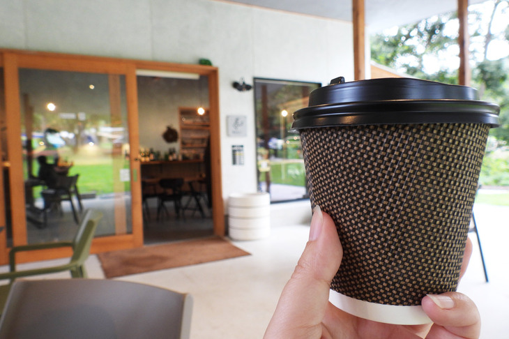 モーニングコーヒーで一服したら、サイトに戻ってテントをたたみますか。「カングー キャンプ」はとてもいいイベントだった。本格的にキャンプをたしなむ人じゃなくても気後れせずに参加できるし、アクティビティーもたくさんある。興味のある人は、ぜひ次回、参加してみてほしい。