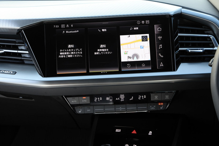 計器類や操作系は大幅にデジタル化されているが、空調の操作パネルは古式ゆかしきボタン式。アダプティブクルーズコントロールのコントローラーも、ちょっと懐かしいレバータイプ……と、そのインターフェイスは新旧が織り交ざったものとなっている。