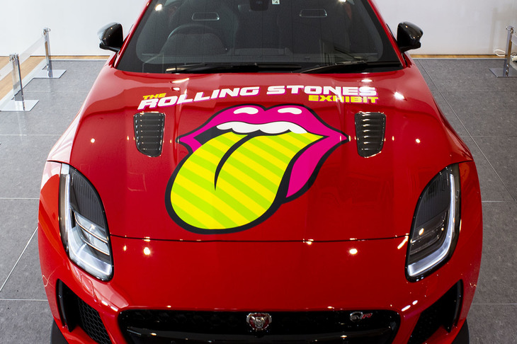 「ベロ・マーク（Lips&Tongue）」のラッピングを施した「ジャガーFタイプSVRクーペ」が展示されている。