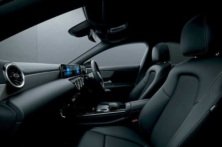 「メルセデス・ベンツCLA」のインテリア。64色から選択できる間接光のアンビエントライトがコンパクトモデル全車に標準装備された。