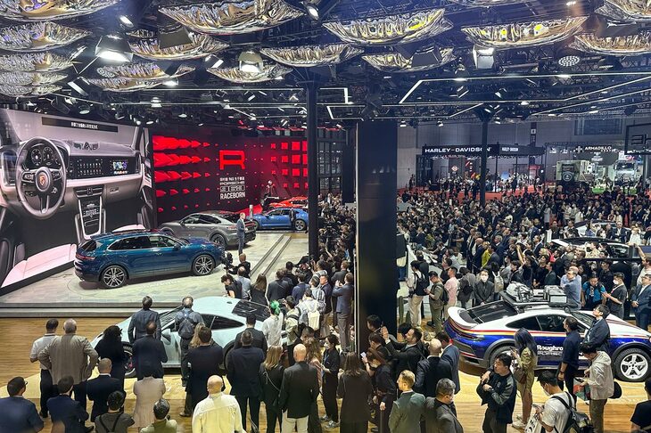 「カイエン」のマイナーチェンジモデルが世界初公開された、2023年4月の上海モーターショーの様子。　
	ほった「そういえば、欧米や日本以外のマーケットだと、ポルシェってスポーツカーメーカーのイメージがあんまりないみたいですね。『スポーティーな高級車を売ってるメーカー』って感じだそうで」