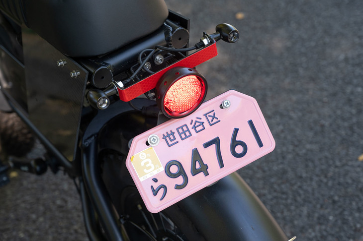 「S1-1000RS」が原付ニ種扱いであることを示す、ピンクのナンバープレート。当然のことながら、ヘッドランプにテールランプ、ウインカー、ミラーと、保安部品はきっちり装備される。
