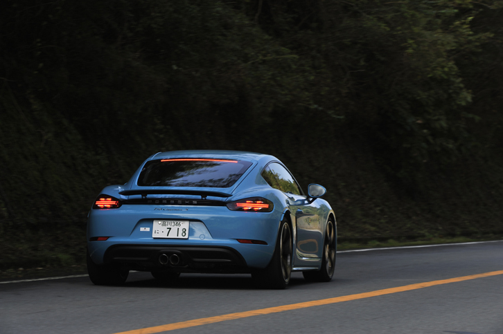 「718ケイマンS」には、リアアクスルのトルク配分を調節しコーナリング性能を高める機能「ポルシェトルクベクタリング」がオプション設定される。