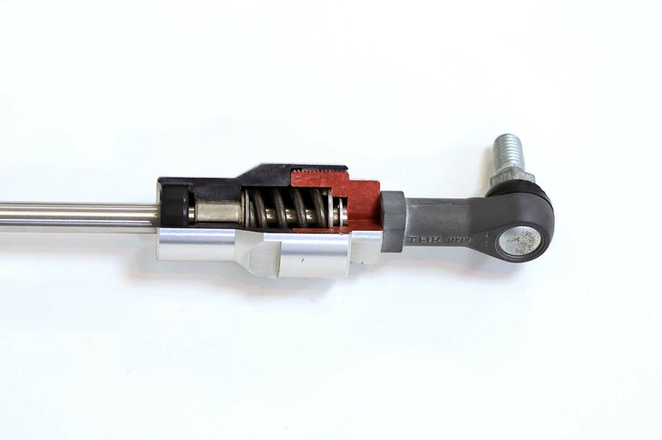 「フレキシブルドロースティフナー」は、バネの力で車体にテンションをかけ、車体の“遊び”や“ガタ”を抑えるというもの。ヒステリシスロスによる操舵時の応答遅れを低減する。