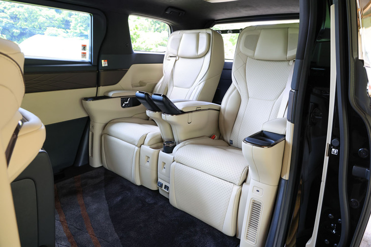 リアシートには専用開発されたヘッドレストスピーカーが内蔵されている。ベース車に対して420mm広い足もとスペースが実現されているのも同モデルのセリングポイントだ。内装色は写真の「ニュートラルベージュ」と、「ブラック」の2種類から選択できる。