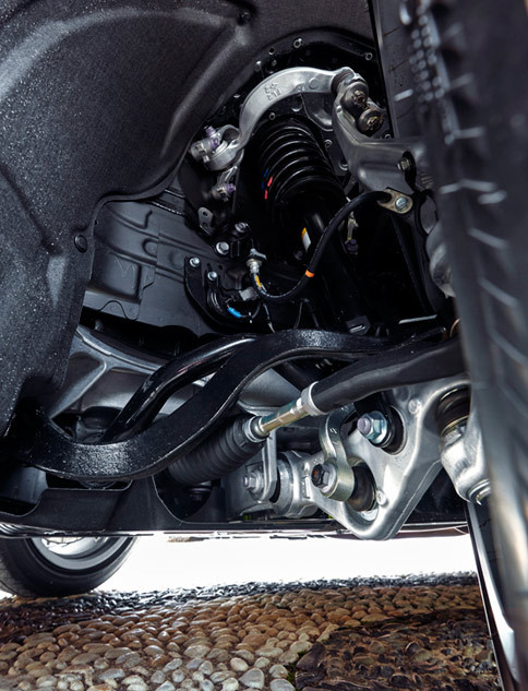 フロントサスペンションはダブルウイッシュボーン式。ロワアームはサブフレームを介して、アッパーアームはストラットタワーに近い、非常に高い位置でボディーにつながっている。