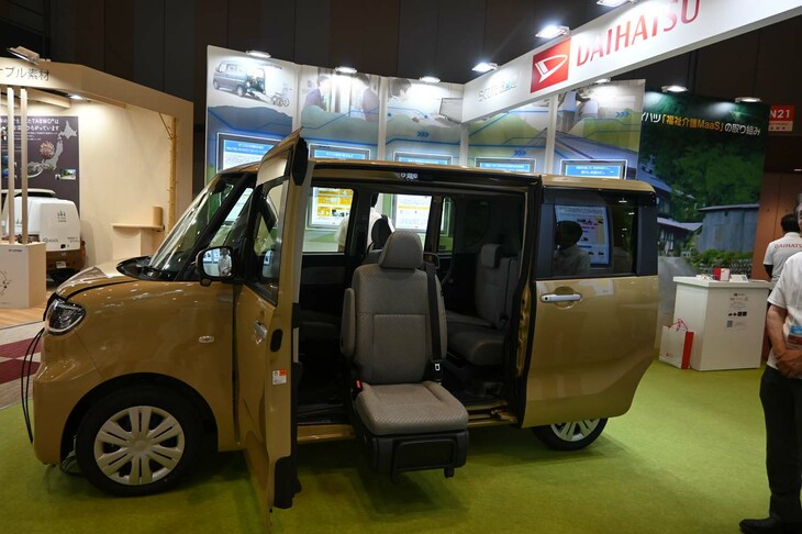 ダイハツのブースに展示された「タント」の福祉車両。ダイハツでは、車両とパネル展示の両方を通して、福祉介護MaaSの取り組みを紹介していた。