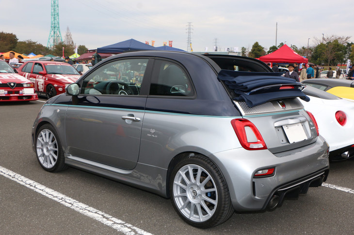 こちらは「アバルト695」シリーズの最新作「アバルト695リヴァーレ」。イタリアのボートメーカー、リーヴァとのコラボレーションモデル。ハードトップとカブリオの両方が設定されている。