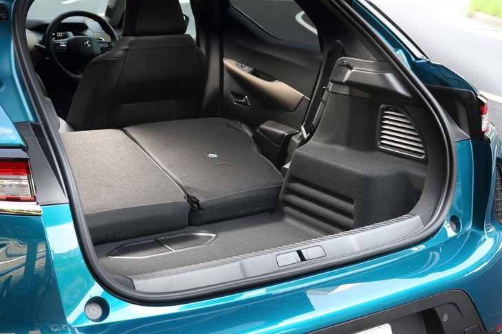 ラゲッジスペースは、リアシートの背もたれをすべて倒せば1050リッターにまで拡大可能。床面にはかなり大きな段差が発生する。